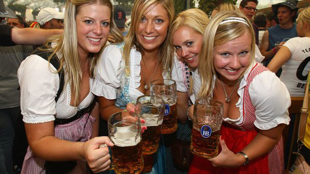 women-drinking-beer-at-oktoberfest
