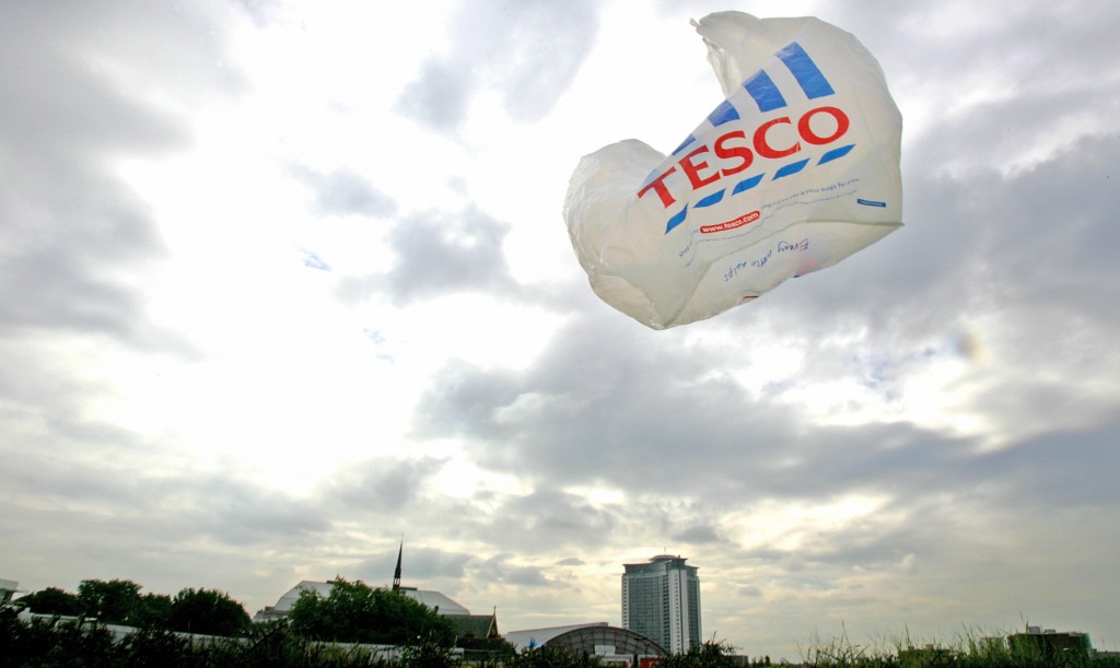 London, UNITED KINGDOM:  A Tesco  plastic bag blows in the wind on a supermarket parking lot in west London 20 September 2005. Tesco, the biggest British supermarket chain, posted an 18.7 percent increase in interim profits and gave an upbeat outlook, but warned about the impact of higher oil costs. Tesco -- whose tills ring up one pound in every eight spent by shoppers in Britain -- said it had delivered a strong performance in a challenging trading environment. Pre-tax profit before one-off charges and goodwill items jumped to 908 million pounds (1.349 billion euros, 1.639 billion dollars) in the 24 weeks to August 13, from the same period of the previous year. AFP PHOTO/ODD ANDERSEN  (Photo credit should read ODD ANDERSEN/AFP/Getty Images)