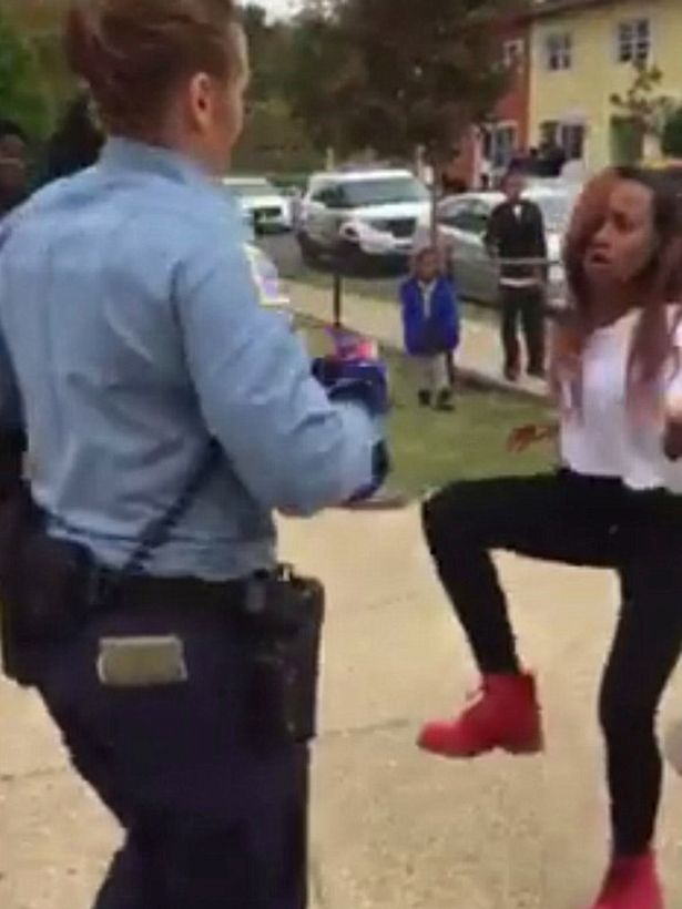 Teen-challenges-female-police-officer-to-Nae-Nae-dance-off (1)