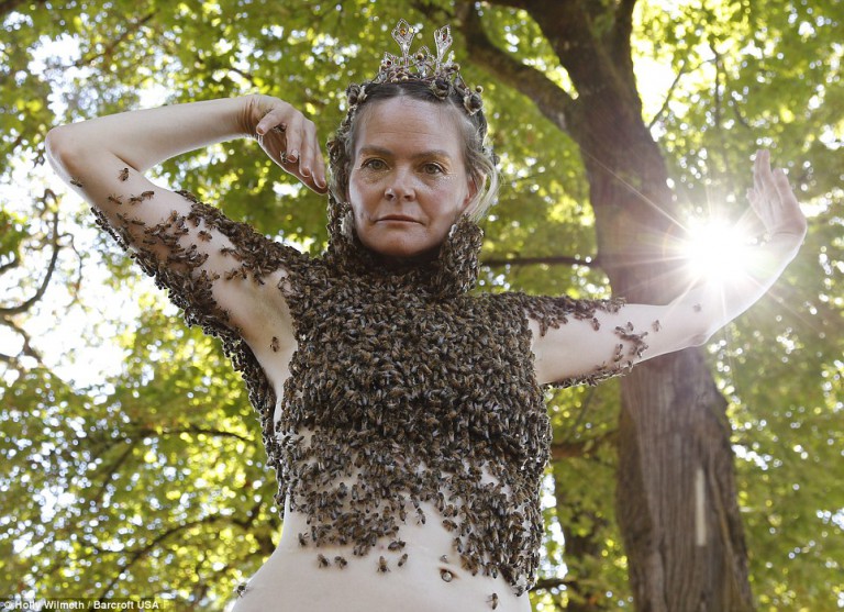 A-Woman-Wears-Thousands-of-Bees-on-Her-Body-to-Meditate-1-1-768x557