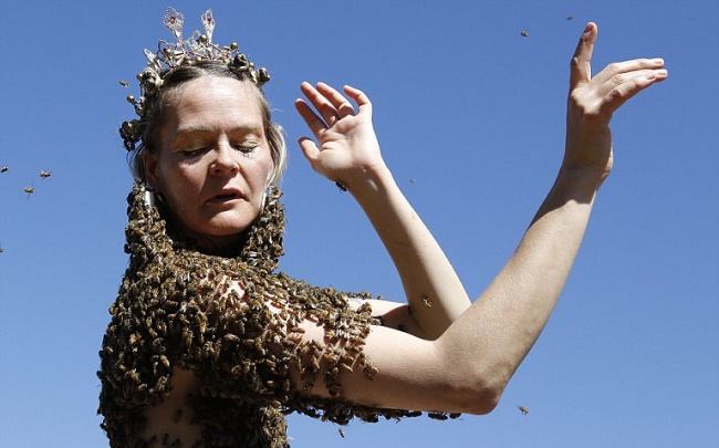 A-Woman-Wears-Thousands-of-Bees-on-Her-Body-to-Meditate-2-768x555
