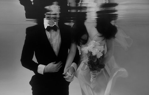 black-and-white-couple-love-water-wedding-favim_com-202724_large_large