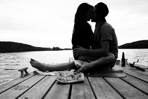 black-and-white-kiss-love-separate-with-comma-Favim.com-223662