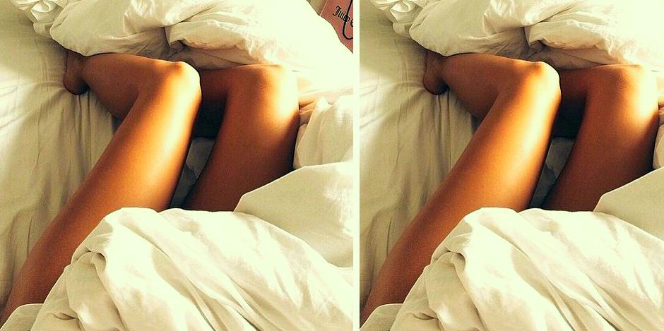 Фото страстной девушки снимающей синий бюстгальтер лежа в постели