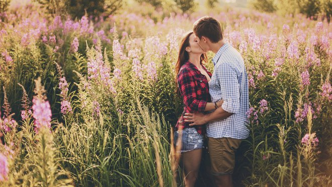 fille-garcon-homme-femme-couple-baiser-bisou-smack-pre-champs-prairie-fleurs