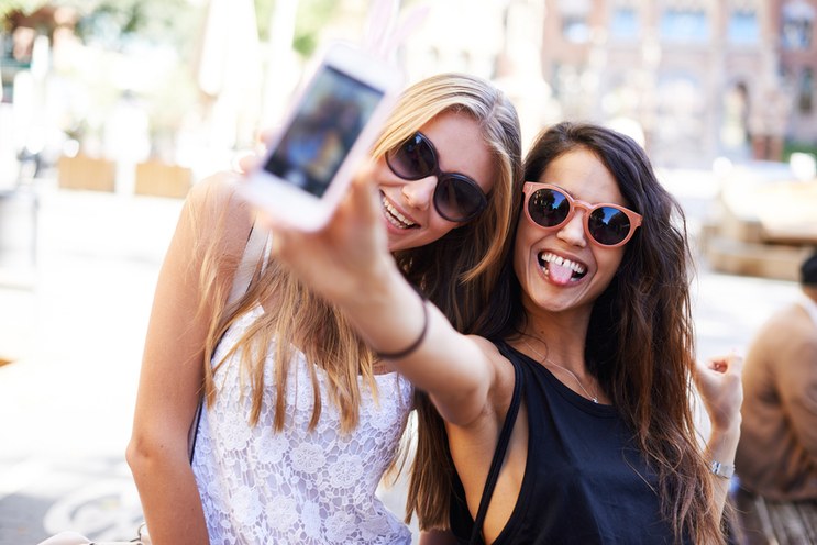girls-taking-selfie