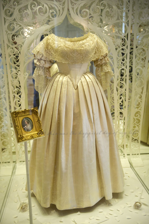 1466106284-1840-queen-victoria-and-prince-albert-1940-wedding-dress