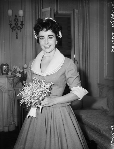 1466106294-1952-elizabeth-taylor-and-michael-wilding-wedding-dress