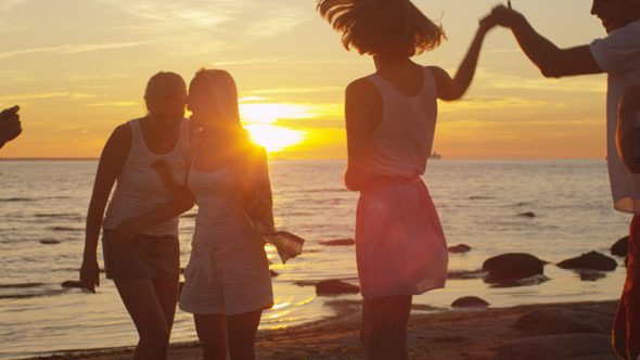 49_29_15_Group_Young_People_dance_beach_sunset