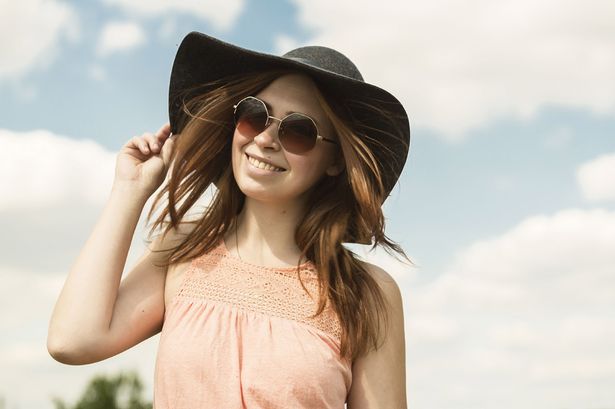 Portrait-of-young-woman-wearing-hat-and-sunglasses