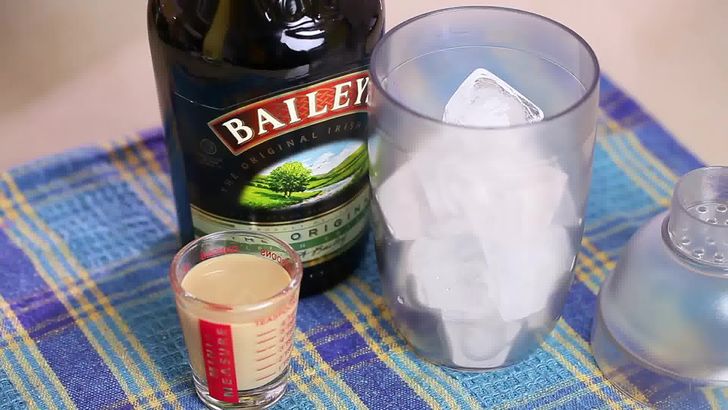 Make-a-Bailey's-and-Amaretto-Step-3-preview