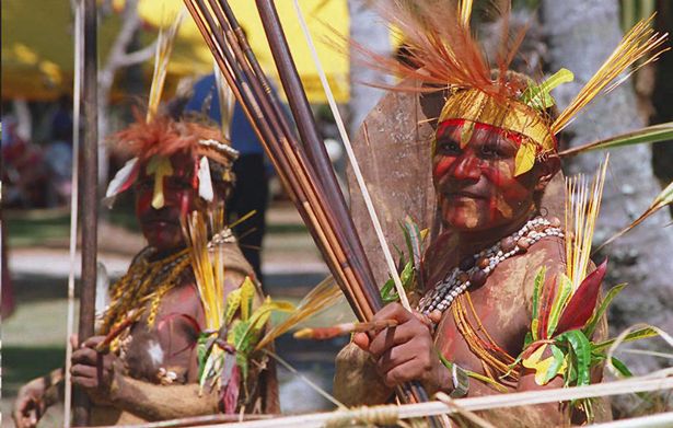 papua-new-guinea-tribal-warriors-with-bows-and-arrows-supplement-the-task-force-guarding-the-venue-of-the-26th-south-pacific-forum-retreat-near-madang-papua-new-guinea