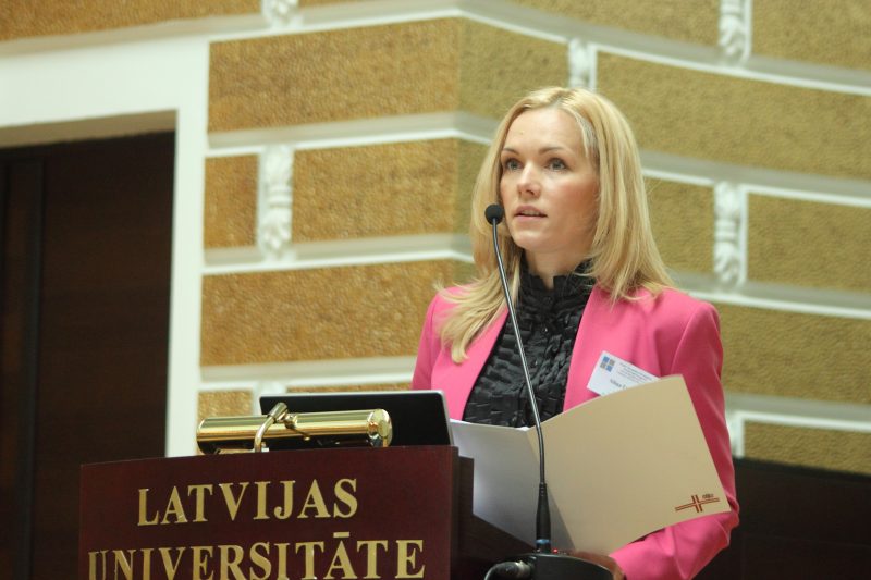 Saeimas Publisko izdevumu un revîzijas komisijas priekðsçdçtâja Elîna Siliòa.