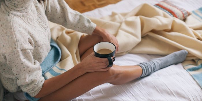 800x400-woman-bed-coffee-blankets