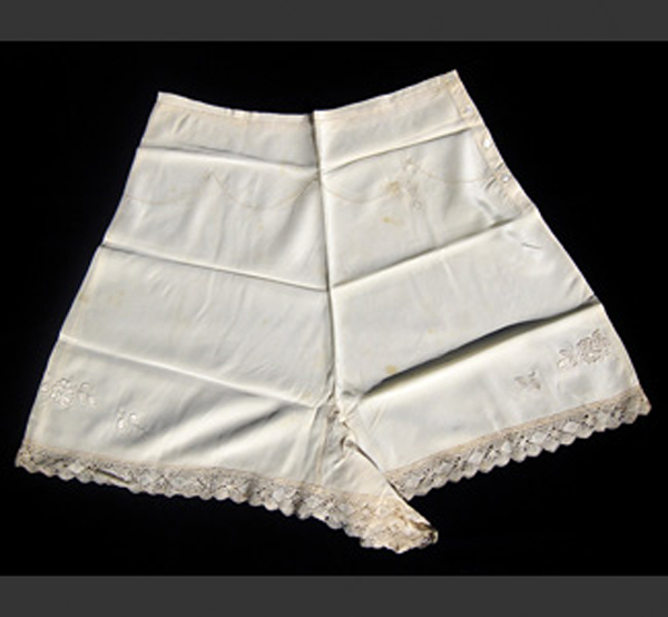 a99104_queen-elizabeths-underwear