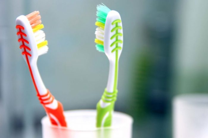 01-How-Bad-is-it-to-Share-a-Toothbrush-159311405-ABykov-760x506