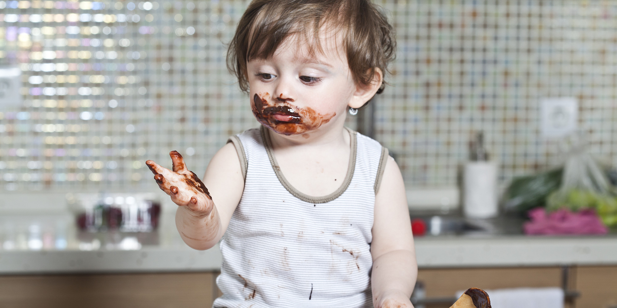 Руки испачканы выделенная полоса балованный. Поедание шоколада. Ребенок измазанный шоколадом. Ребенок ест шоколад.
