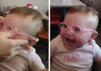 Aizkustinoši! Bērniņš, pateicoties brillēm, pirmo reizi redz savus vecākus!