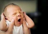 Brīdinājums! Neļauj svešiem bučot savu bērnu – lūk pierādījums