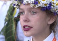 Atmiņas: Šī meitene no Dziesmu svētkiem ar savām asarām aizkustināja teju visu Latviju!