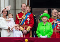 Pat karalienes neona krāsas apģērbs nespēja aizēnot princi Džordžu un princesi Šarloti