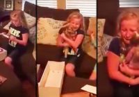 Aizkustinošs video: maza meitenīte ar kājas protēzi saņem dāvanā lelli invalīdi