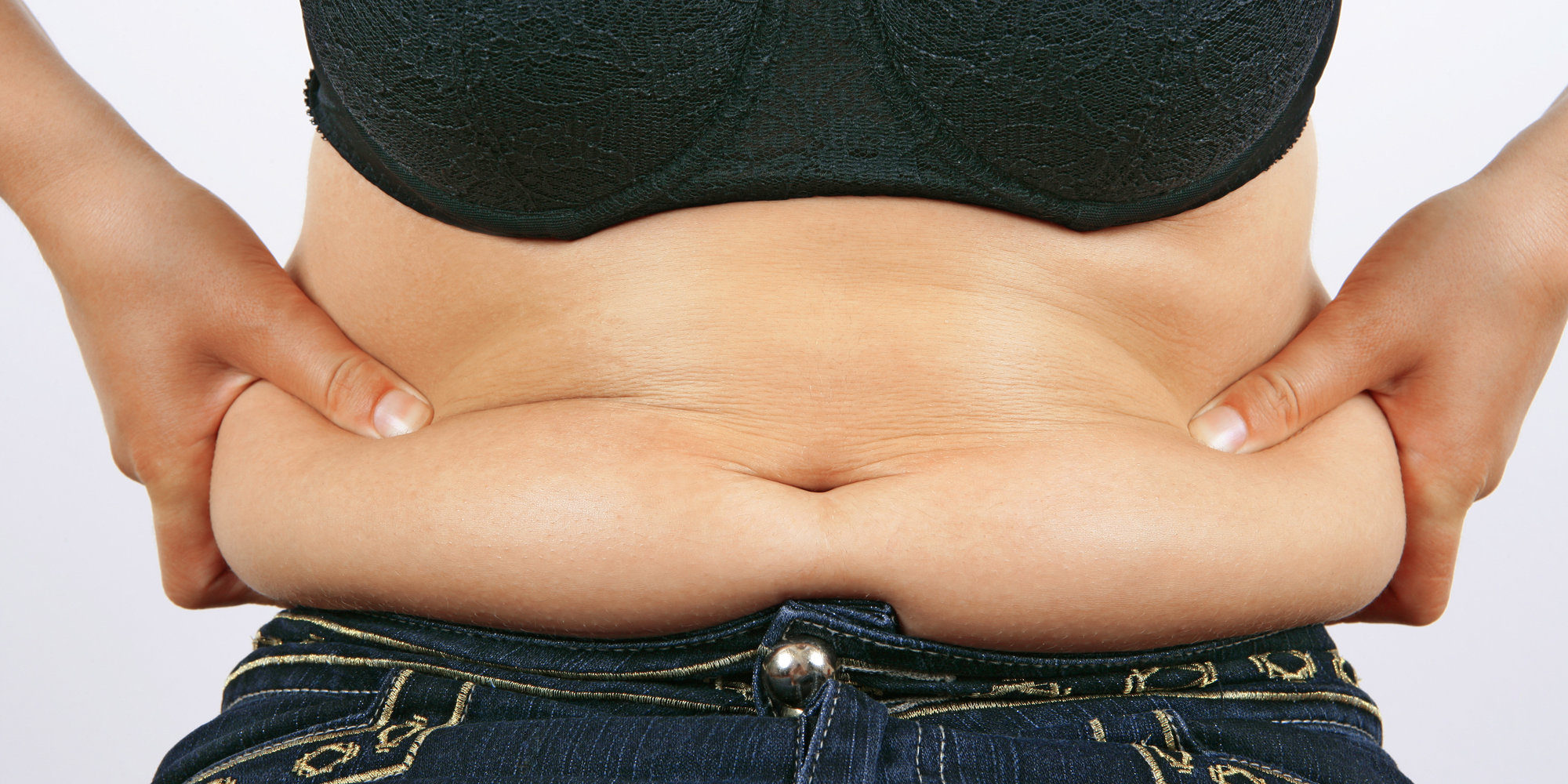 Жир на животе. Жировые отложения на животе. Жировые складки на боках. Жир на животе у женщин. Жирок на животе женщины.
