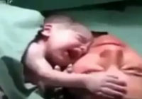 Aizkustinošs brīdis, kā mazulis atpazīst māmiņu pēc dzemdībām (+ VIDEO)