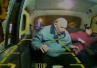 Tas ir fiksēts video: Viņa sēdēja taksometrā, kad pēkšņi pa logu ielidoja ķieģelis un ielauza viņas galvaskausu!