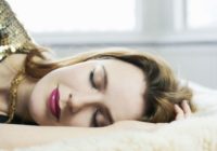 6 nepatīkamas lietas, kas atgadīsies, ja pirms gulētiešanas nenoņemsi kosmētiku
