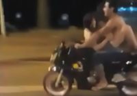 (VIDEO) Šo pāri pieķēra, mīlējamies uz braucoša motocikla. Pārgalvīgi un pretīgi!