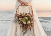Ziedu riņķi ierasto pušķu vietā – šī gada kāzu trends Nr.1 (+ FOTO)