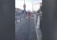 «Es negribēju ģērbties» – kaila sieviete iekaro ielas visā savā krāšņumā (+VIDEO)