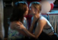 Meitenes atdzīst,  ka skūpstās viena ar otru derību dēļ un alkohola reibumā. + VIDEO