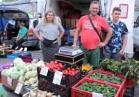 Foto. Nakts tirgū pilnas letes ar kabačiem, tomātiem un gurķiem; ogu un sēņu šogad nav