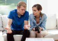 Jauns pāris dzīvo kopā neprecējies. Vai var pretendēt uz sociālo palīdzību kā ģimene?