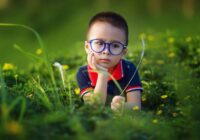 Pētījumi liecina, ka 47 procenti vecāku par savu bērnu redzi rūpējas vēlu, un daži uzskata, ka par bērniem ar brillēm citi pasmiesies.