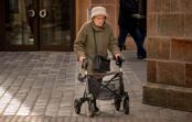 Bijušo vīramāti gandrīz nebaroja, viņa sala no vājuma un bija ietinusies vecā segā Bijušo vīramāti gandrīz nebaroja, viņa sala no vājuma un bija ietinusies vecā segā