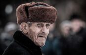 Dēls pameta veco tēvu vienu aukstā mājā. Kādu rītu dārga mašīna piebrauca pie pusjukušās būdiņas Dēls pameta veco tēvu vienu aukstā mājā. Kādu rītu dārga mašīna piebrauca pie pusjukušās būdiņas