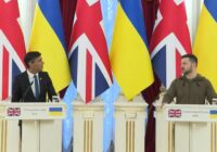 Lielbritānijas premjerministrs Suns Kijevā tikās ar Ukrainas prezidentu Zelenski. Abi līderi pārrunāja veidus, kā uzlabot attiecības starp savām valstīm.