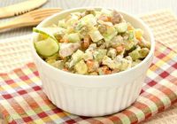 Mazkaloriju Olivjē salāti: recepte jūsu iecienītākajiem salātiem, nekaitējot jūsu figūrai