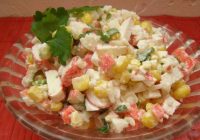 Viegli salāti ar krabju nūjiņām un sausiņiem