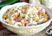 Garšīgi un vienkārši: salātu recepte ar baltajiem kāpostiem un krabju nūjiņām