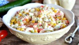 Garšīgi un vienkārši: salātu recepte ar baltajiem kāpostiem un krabju nūjiņām