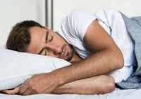 Kāpēc vīrietis pagriež jums miegā muguru: vai tas patiešām ietekmē attiecības