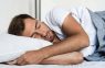 Kāpēc vīrietis pagriež jums miegā muguru: vai tas patiešām ietekmē attiecības