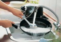 Ekoloģiski droši veidi, kā ātri un viegli notīrīt taukainus traukus