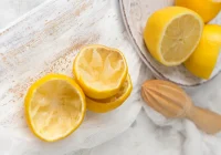 Ne tikai ēdiena gatavošanā: 3 veidi, kā izmantot citrona miziņu mājās