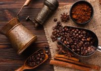 Kā precīzi pagatavot mēslojumu no kafijas biezumiem