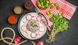 Šķiņķa salāti ar redīsiem: viegla un sirsnīga pavasara ēdiena recepte